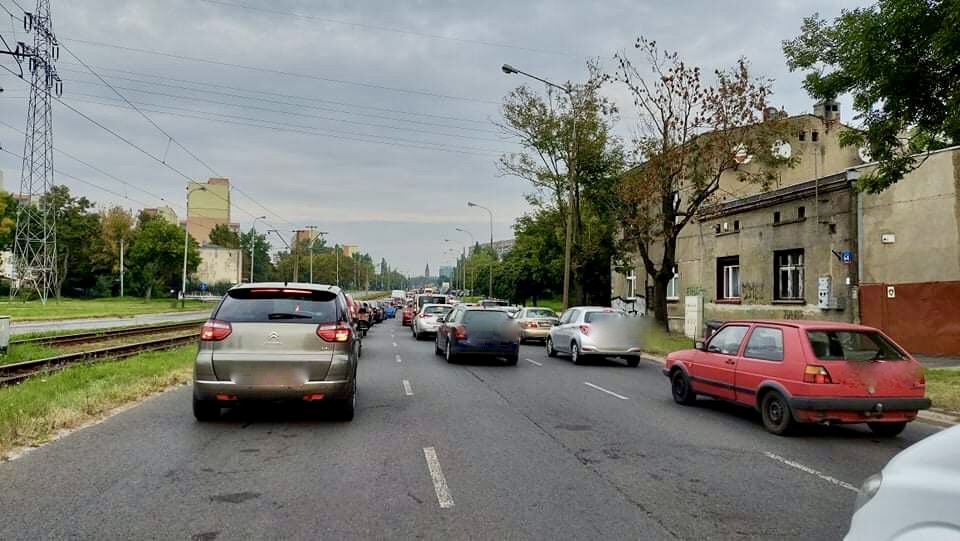 Korki Łódź. Ogromne korki na al. Śmigłego-Rydza. Na dojazd do centrum potrzeba prawie dwóch godzin (fot. TuŁódź.pl)