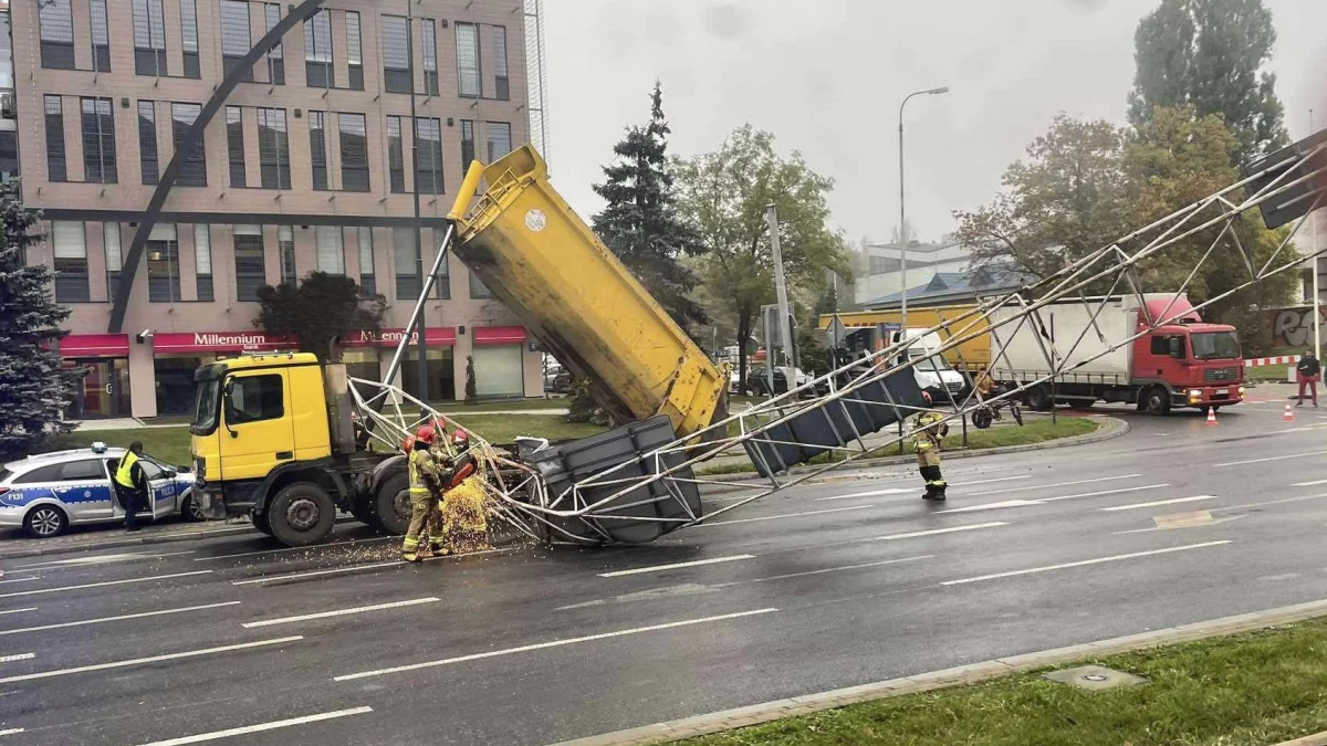 Wyjechał wywrotką na ulicę w Łodzi i uszkodził znak. Duże utrudnienia - Zdjęcie główne