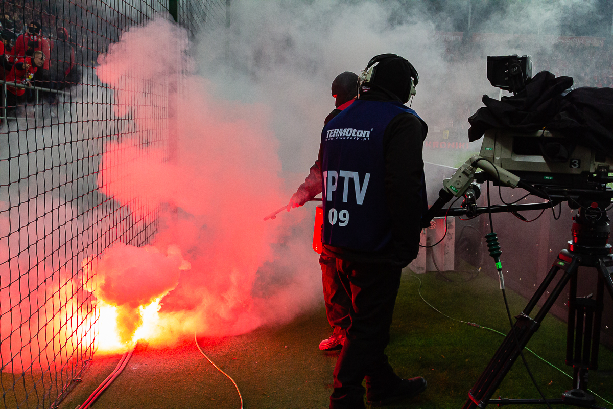 Derby Łodzi to nie tylko mecz. Race, próby konfrontacji kiboli i gaz na stadionie 