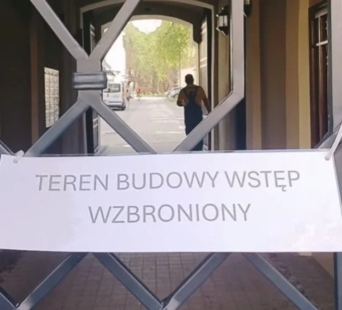 Podwórze z żyrandolami przy Piotrkowskiej 118 zostało otwarte, a dzień później - zamknięte. Łodzianie są oburzeni [ZDJĘCIA, FILM] - Zdjęcie główne