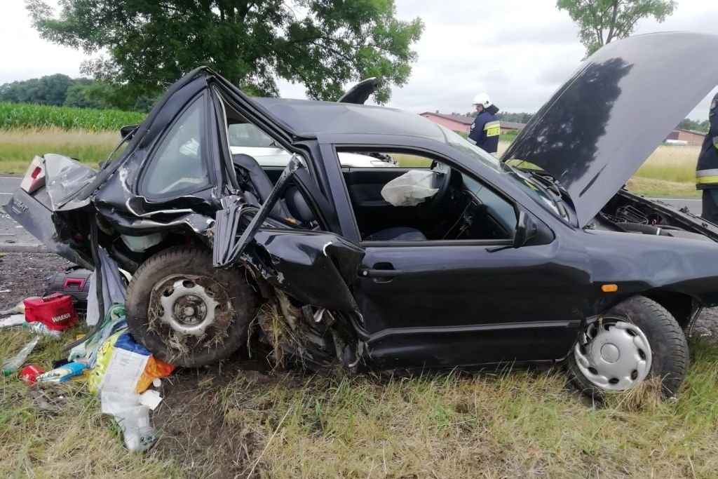 Wypadek łódzkie. Śmiertelny wypadek pod Bełchatowem. Trzy roztrzaskane samochody (fot. Policja Łódzka)