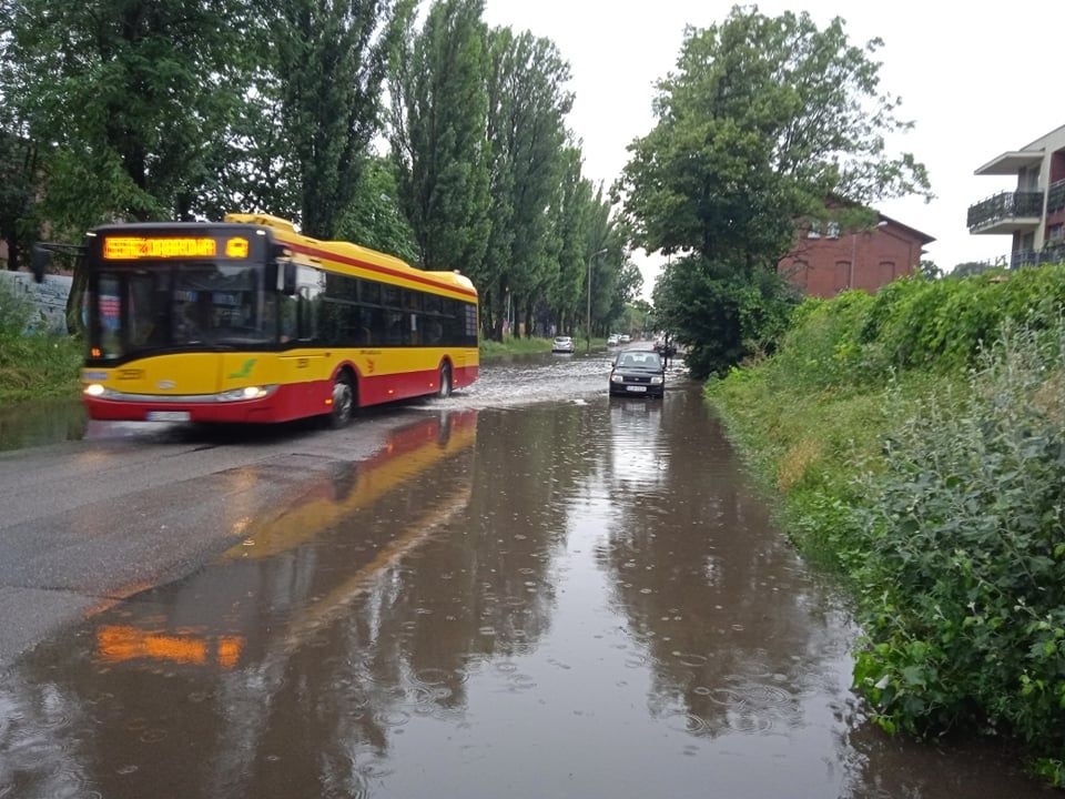 Burza Łódź. Gwałtowne ulewy i zalane ulice w Łodzi. Tramwaje MPK Łódź opóźnione (fot. Czytelnik)