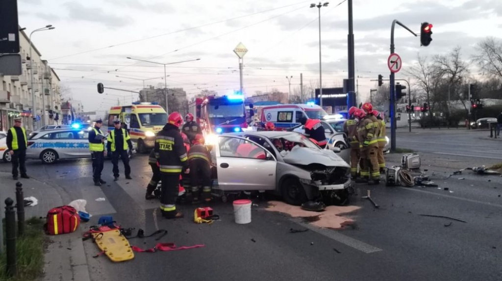 Łódzka policja apeluje do kierowców. Pamiętajcie o korytarzu życia. Statystyki kolizji z udziałem karetek czy radiowozów - Zdjęcie główne