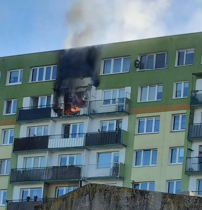 Tragiczny pożar wieżowca na Chojnach. Zginęła jedna osoba. Są ranni [zdjęcia] - Zdjęcie główne