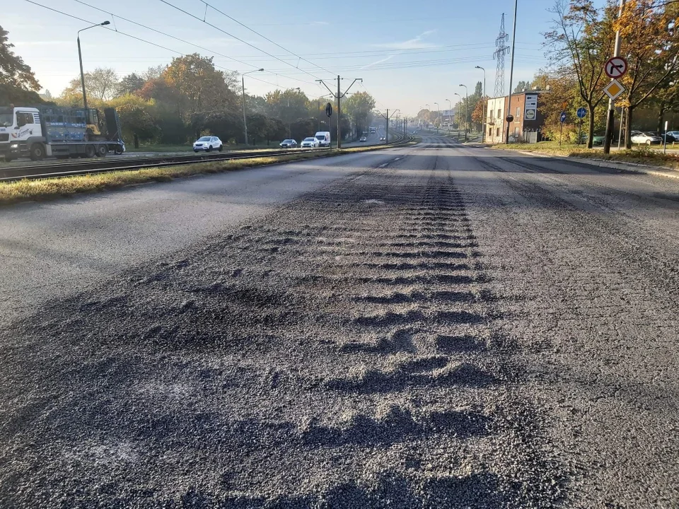 Żwir na al. Śmigłego-Rydza w Łodzi. Mieszkańcy: „Tragedia, jeden wielki deszcz kamyczków” - Zdjęcie główne