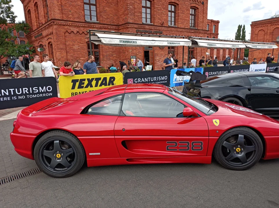 Na rynku Manufaktury w Łodzi mieszkańcy zachwycali się Lexusami, Ferrari, Porsche czy MCLarenem. To w ramach Gran Turismo Polonia