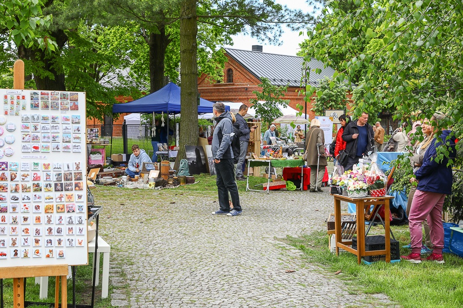 Targ Staroci Księży Młyn. Niezwykłe przedmioty, rękodzieło i sztuka użytkowa przyciągnęły miłośników przedmiotów "z duszą" (fot. Michał Pietrzak - redakcja TuŁódź) |wiadomości łódzkie | Łódź | TuŁódź