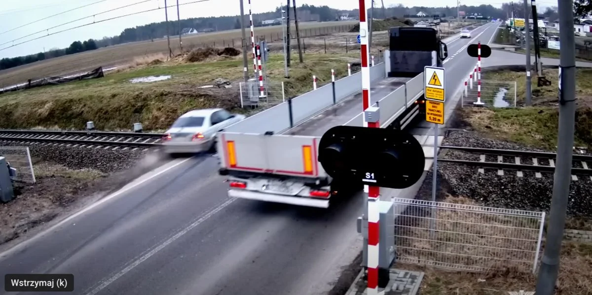 Wyprzedzał na przejeździe kolejowym. Kierowca BMW o mało nie doprowadził do czołówki z innym samochodem [WIDEO] - Zdjęcie główne