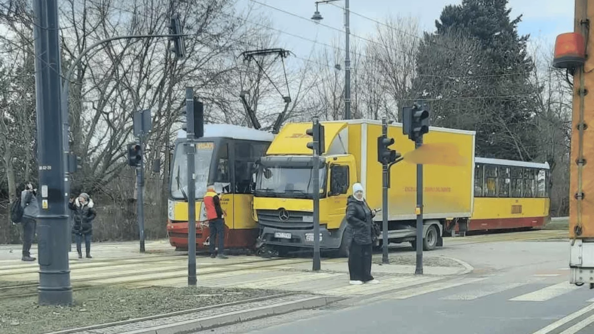 Zderzenie z tramwajem MPK Łódź. Ogłoszono objazdy. Kursuje komunikacja zastępcza - Zdjęcie główne