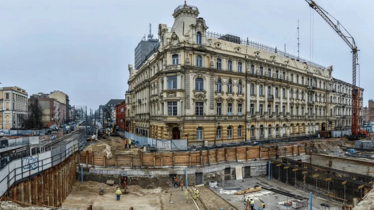 Rzut beretem od ulicy Piotrkowskiej w Łodzi powstaje podziemny przystanek kolejowy. Zobacz plac budowy z lotu ptaka [ZDJĘCIA] - Zdjęcie główne