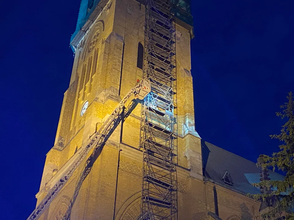 Człowiek na wieży łódzkiej katedry. Nocna akcja policji i straży pożarnej. Jak się zakończyła? [ZDJĘCIA, AKTUALIZACJA]] - Zdjęcie główne