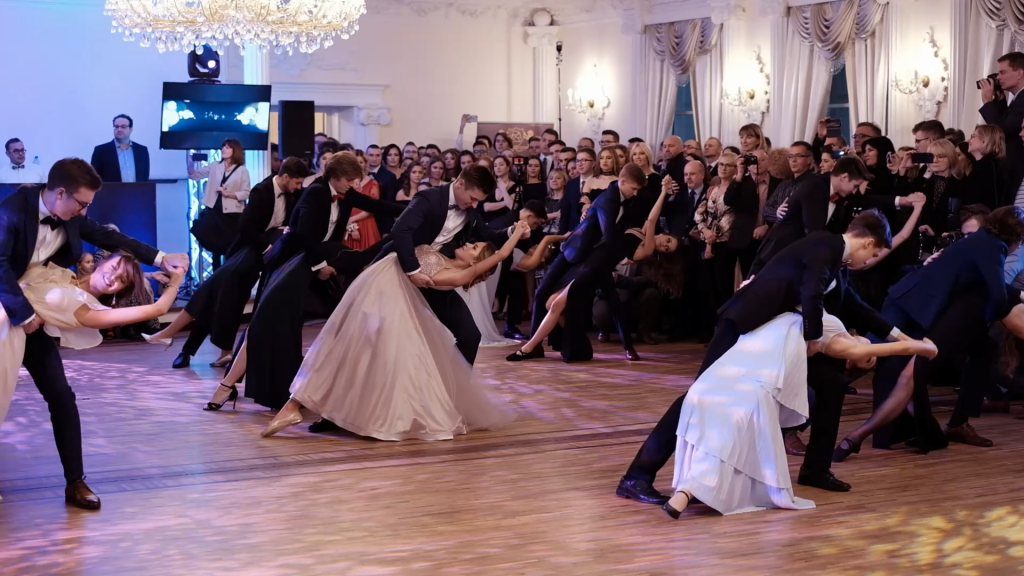 Najpiękniejszy taniec łódzkich maturzystów! Zobacz, jak zatańczyli na studniówce [WIDEO] - Zdjęcie główne