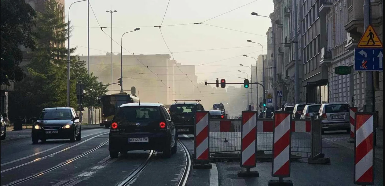 Niezły "dym" na placu Dąbrowskiego. Tramwaje MPK Łódź jeżdżą objazdem [ZDJĘCIA] - Zdjęcie główne