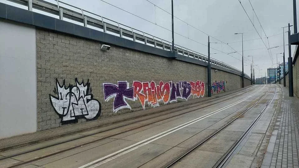 Kosztowne graffiti na Śmigłego-Rydza. Za ten wandalizm trzeba słono zapłacić! - Zdjęcie główne