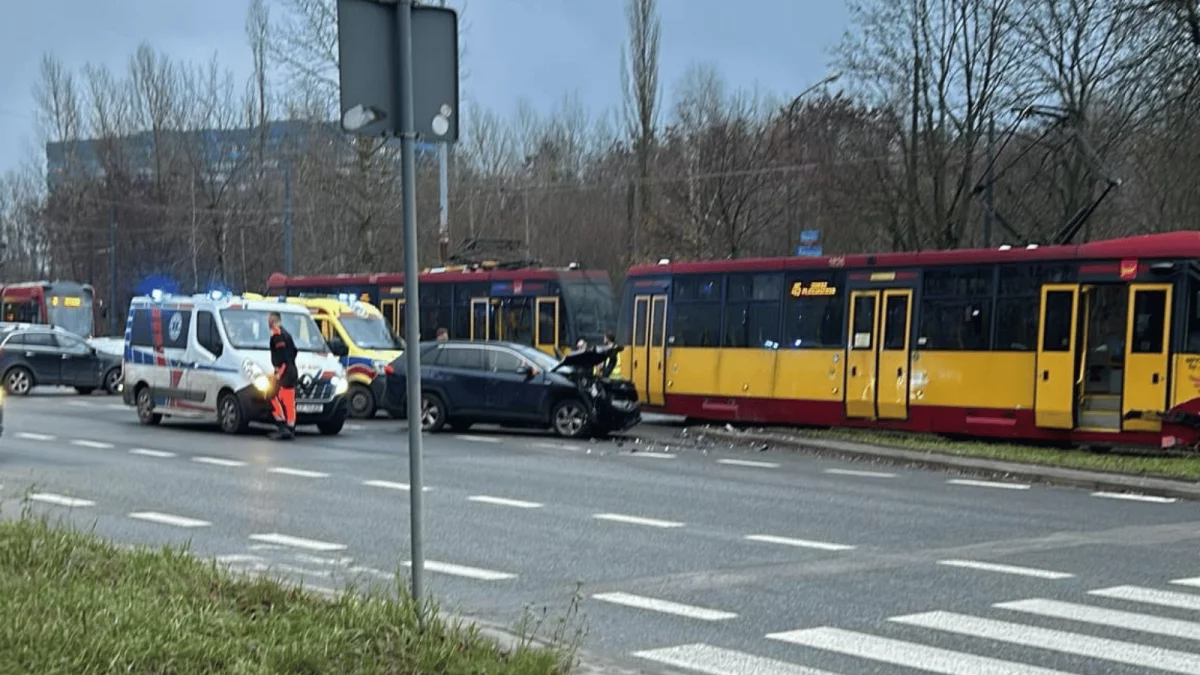 Wypadek na ważnym skrzyżowaniu na Radiostacji. Wstrzymano ruch tramwajów na pięciu liniach MPK - Zdjęcie główne