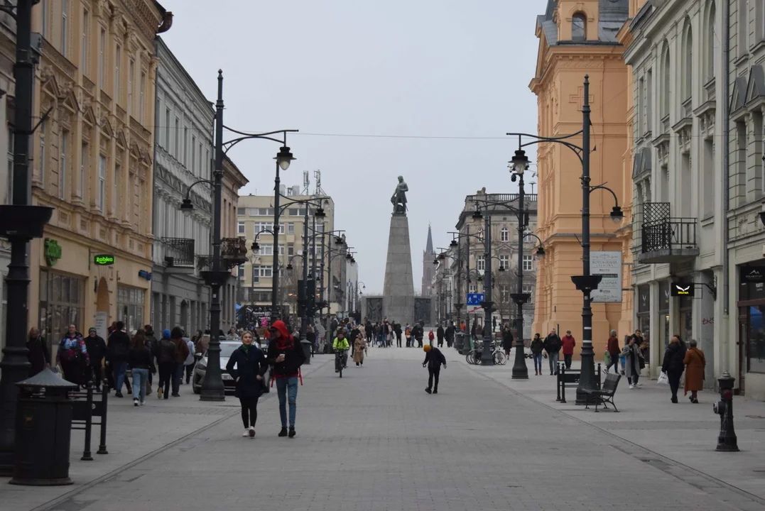 Długo wyczekiwany moment. Tłumy na otwarciu placu Wolności w Łodzi [ZDJECIA] - Zdjęcie główne