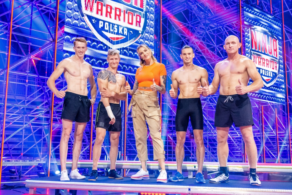 Finaliści czwartego odcinka Ninja Warrior Polska. Łodzianin Krystian Drzewiecki drugi od lewej (fot. Maciej Piórko)