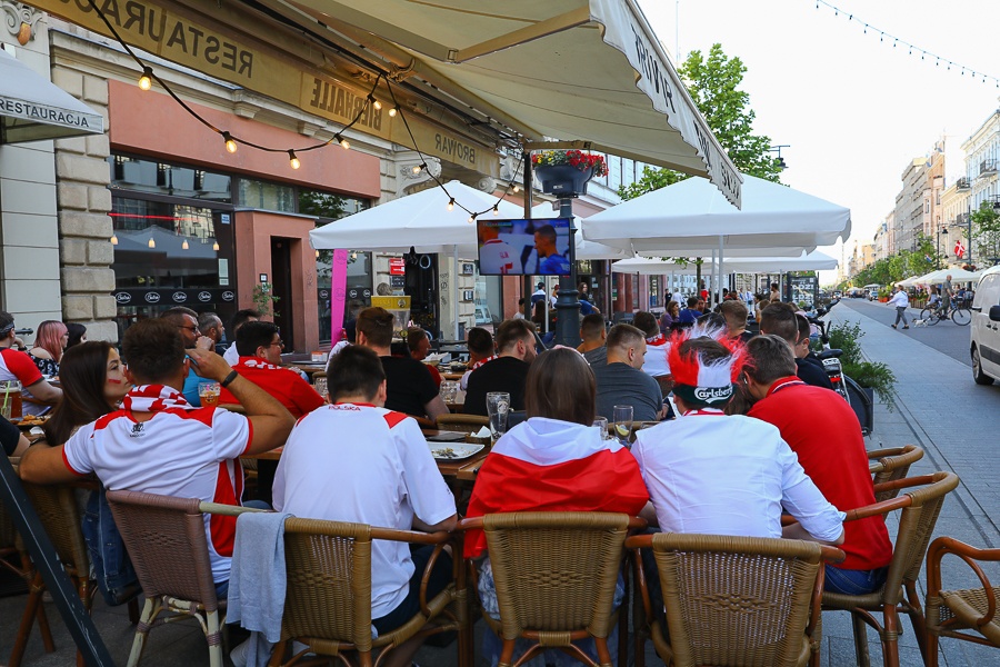 Piotrkowska Łódź. Kibice wspierali Biało-Czerwonych podczas meczu Polska - Słowacja na EURO 2020 (fot. Michał Pietrzak - TuLodz.pl)