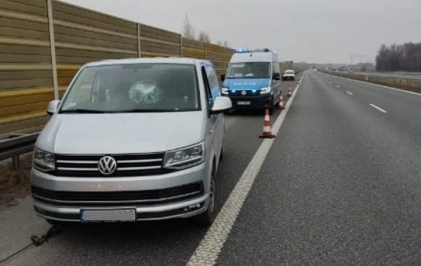 Wypadek na A2 w Łódzkiem. Metalowy element z ciężarówki zabił kierowcę volkswagena - Zdjęcie główne