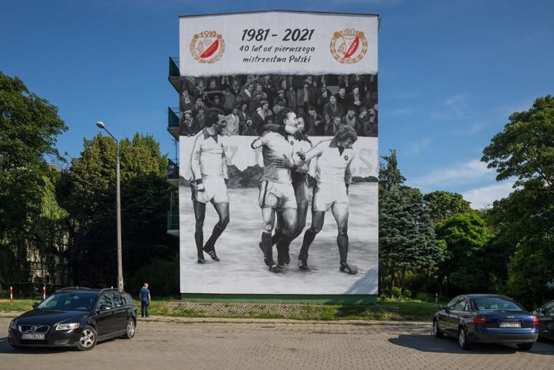 Widzew Łódź. Historyczny mural na ścianie wieżowca na Widzewie. Upamiętnia pierwsze widzewskie mistrzostwo Polski (fot. widzew.com / Marcin Bryja)