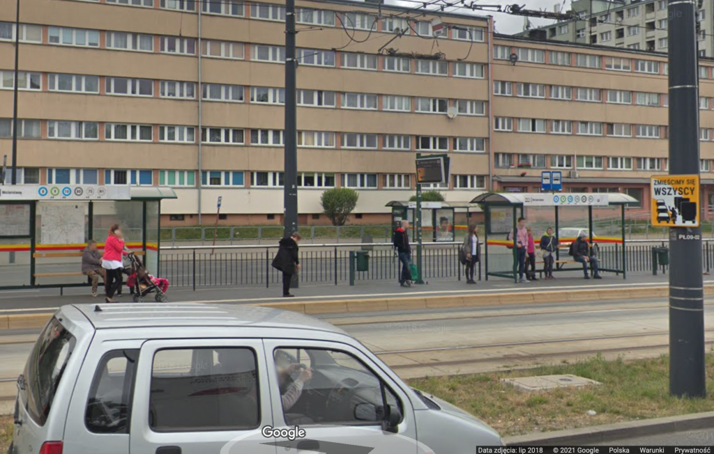 MPK Łódź. Mieszkańcy Łodzi oczekiwaniu na tramwaj MPK Łódź na trasie WZ (fot. Google Street View)