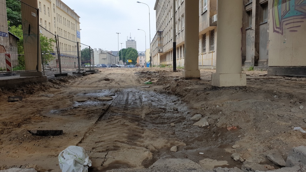 Parking zamiast ulicy. Tak teraz wygląda ul. Sienkiewicza w Łodzi  (fot. dzięki uprzejmości Czytelnika)