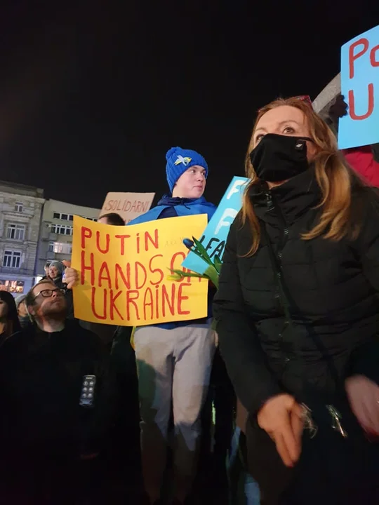 Tłum łodzian solidaryzuje się z Ukrainą