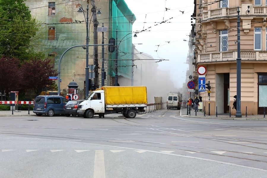 Łódź. Piotr Cieplucha (Solidarna Polska) i Radosław Marzec (PiS) nie zgadzają się na wyburzenie kamienicy przy ul. Kilińskiego 49 w Łodzi (fot. TuŁódź.pl)