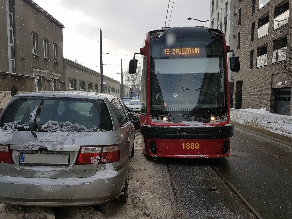 Powodem zatrzymania w ruchu tramwajowym na łódzkich bywają niepoprawnie zaparkowane samochody, pozostawione zbyt blisko torów. (fot. MPK Łódź) |wiadomości łódzkie|Łódź|TuŁódź