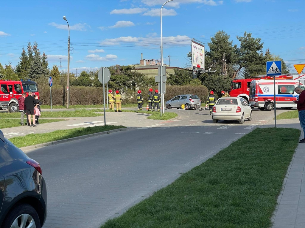 Groźny wypadek na Teofilowie w Łodzi. Potrącony motocyklista trafił do szpitala (fot. Robert Baleja)