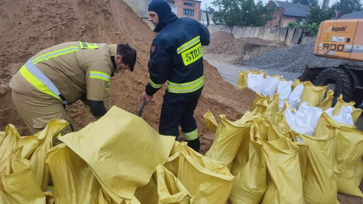 W Łodzi silny deszcz z burzami. W innej części województwa na ulicach pojawiły się worki z piaskiem - Zdjęcie główne