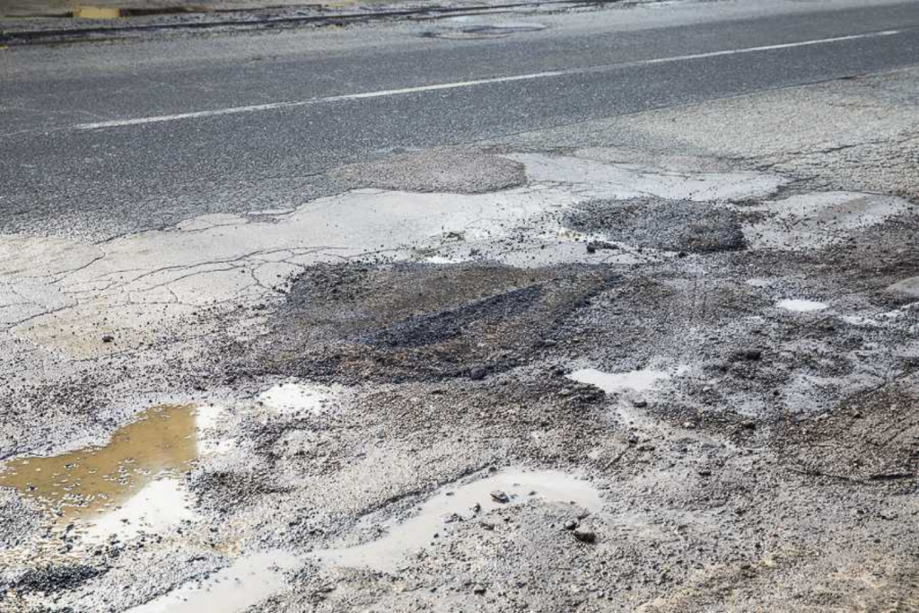 Łódź zasłynęła z dziurawych dróg w całej Polsce. Czy dodatkowe miliony złotych wystarczą, by to się zmieniło? (fot. TuŁódź.pl)