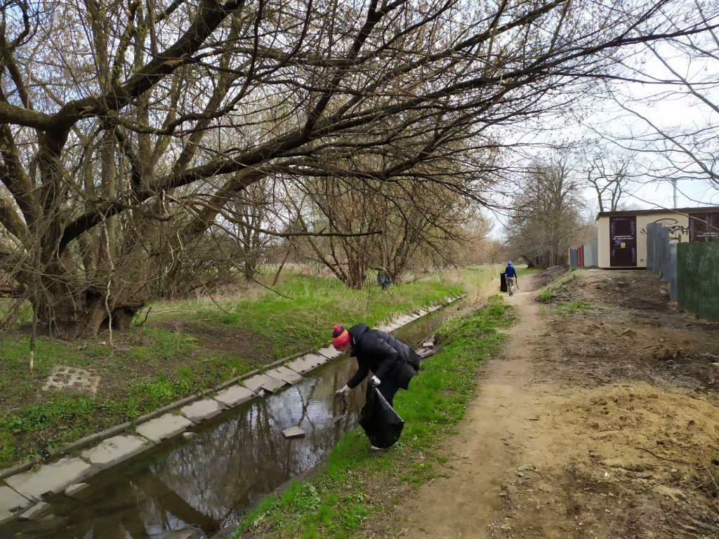 Dzień Ziemi w Łodzi. Mieszkańcy Chojen sprzątali Olechówkę. Zebrali ponad 2,5 tysiąca litrów śmieci! (fot. Łukasz Sil)