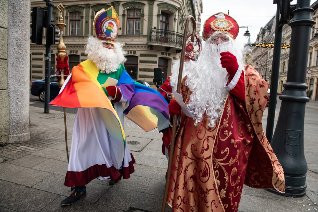 W okresie od 4 do 6 grudnia przy Pasażu Rubinsteina Mikołaje będą częstować bigosem i herbatą