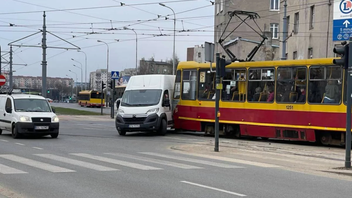 Kolizja w centrum Łodzi z udziałem tramwaju MPK. Duże opóźnienia w komunikacji miejskiej