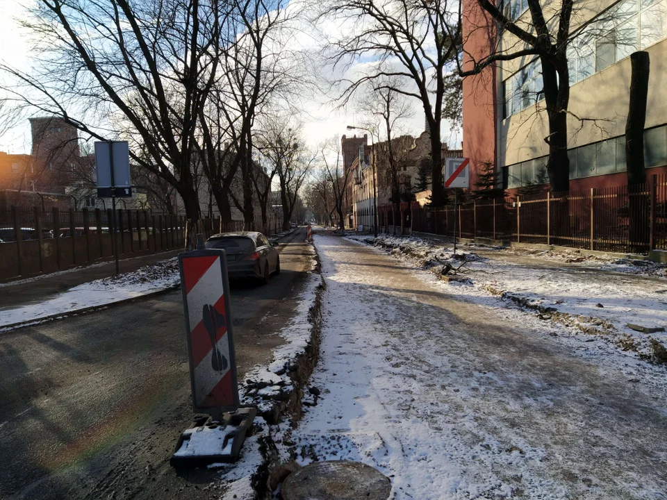 Ulica Struga w Łodzi w fatalnym stanie. Kiedy skończy się remont? „Robotników nie widziałam od października”!