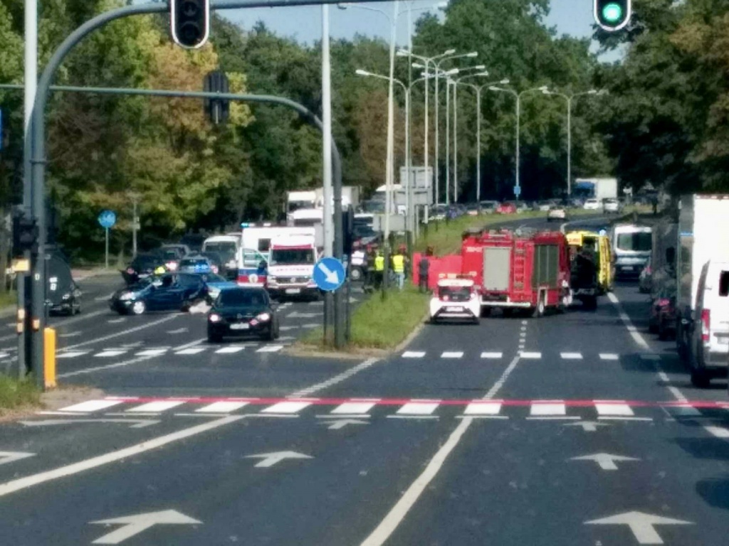 Poważny wypadek z udziałem motocyklisty na al. Palki w Łodzi (fot. Czytelnik)