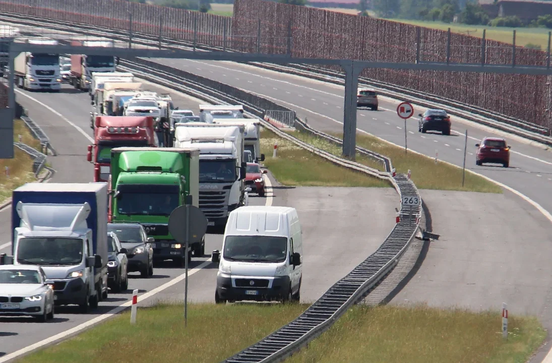 Wypadek na A2. Jedna osoba ranna po zderzeniu ciężarówki z osobówką - Zdjęcie główne