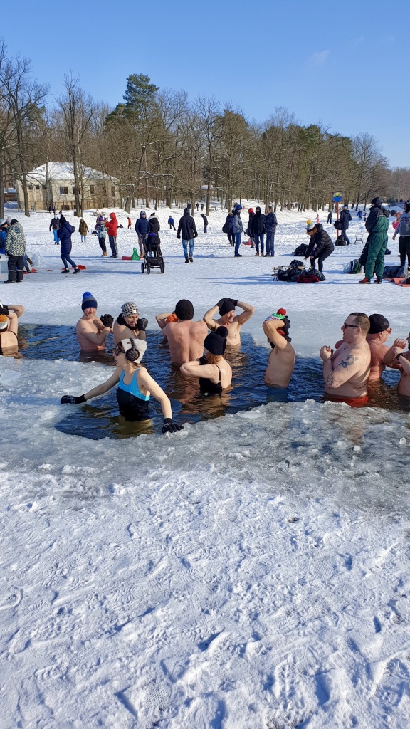 Łódź. Morsowanie w Arturówku w walentynkową niedzielę 14 lutego (fot. Bartosz Jankowski - TuŁódź.pl)