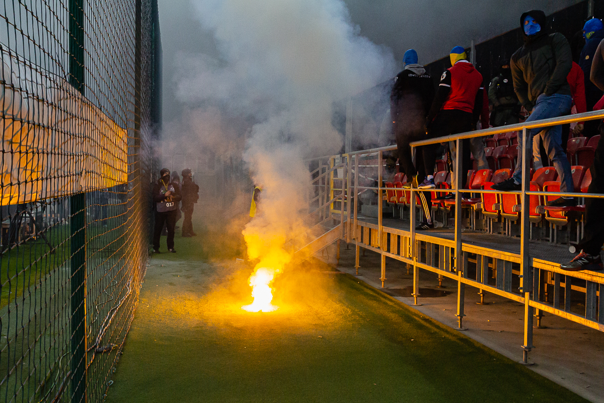 Derby Łodzi to nie tylko mecz. Race, próby konfrontacji kiboli i gaz na stadionie 