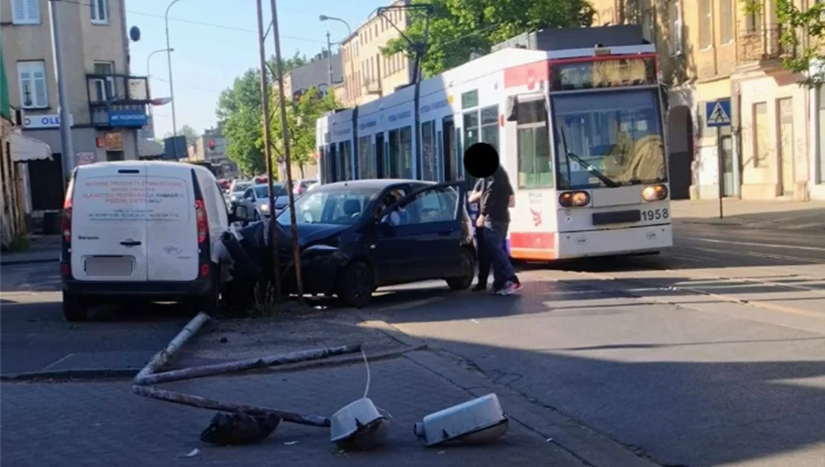 Łódź. Kolizja na ulicy Rzgowskiej. Tworzą się korki, są opóźnienia w kursowaniu tramwajów - Zdjęcie główne