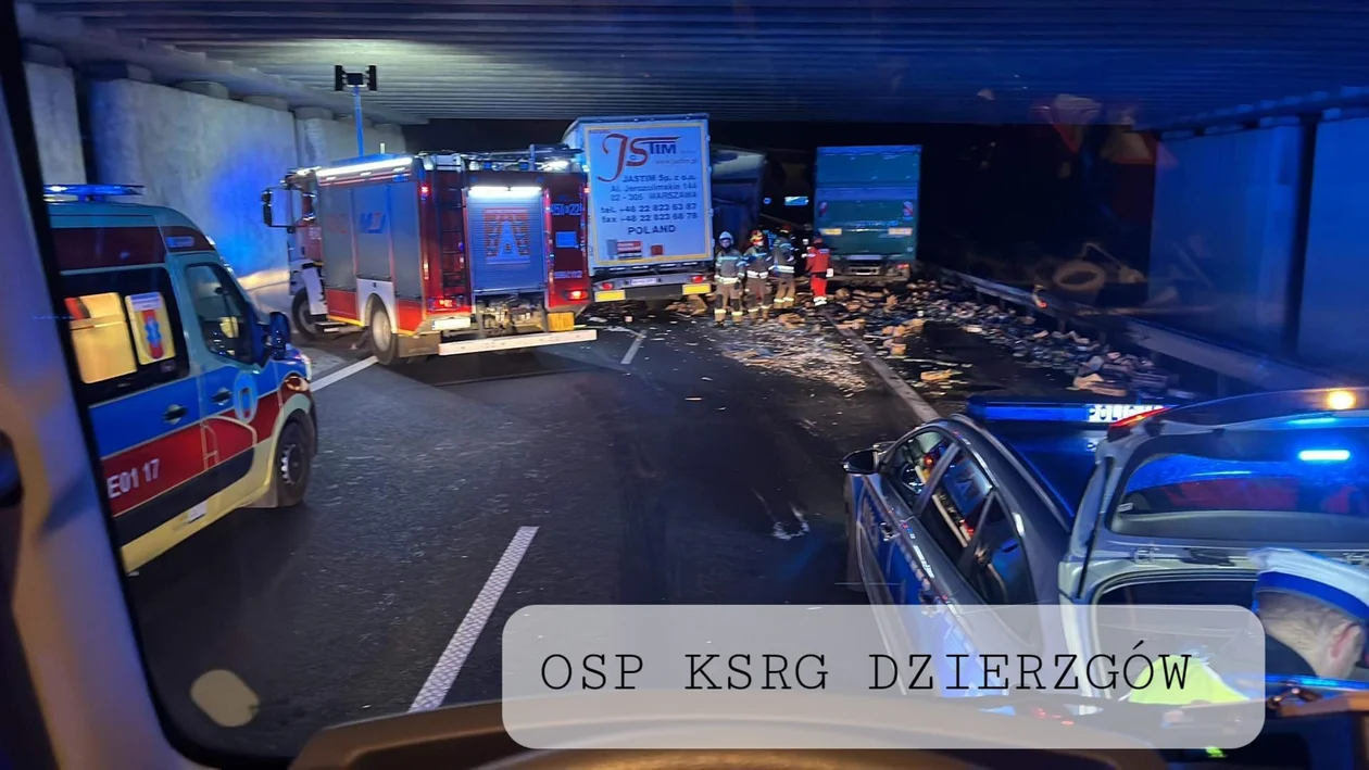 Zderzenie trzech tirów na autostradzie A2. Jedna osoba ranna - Zdjęcie główne