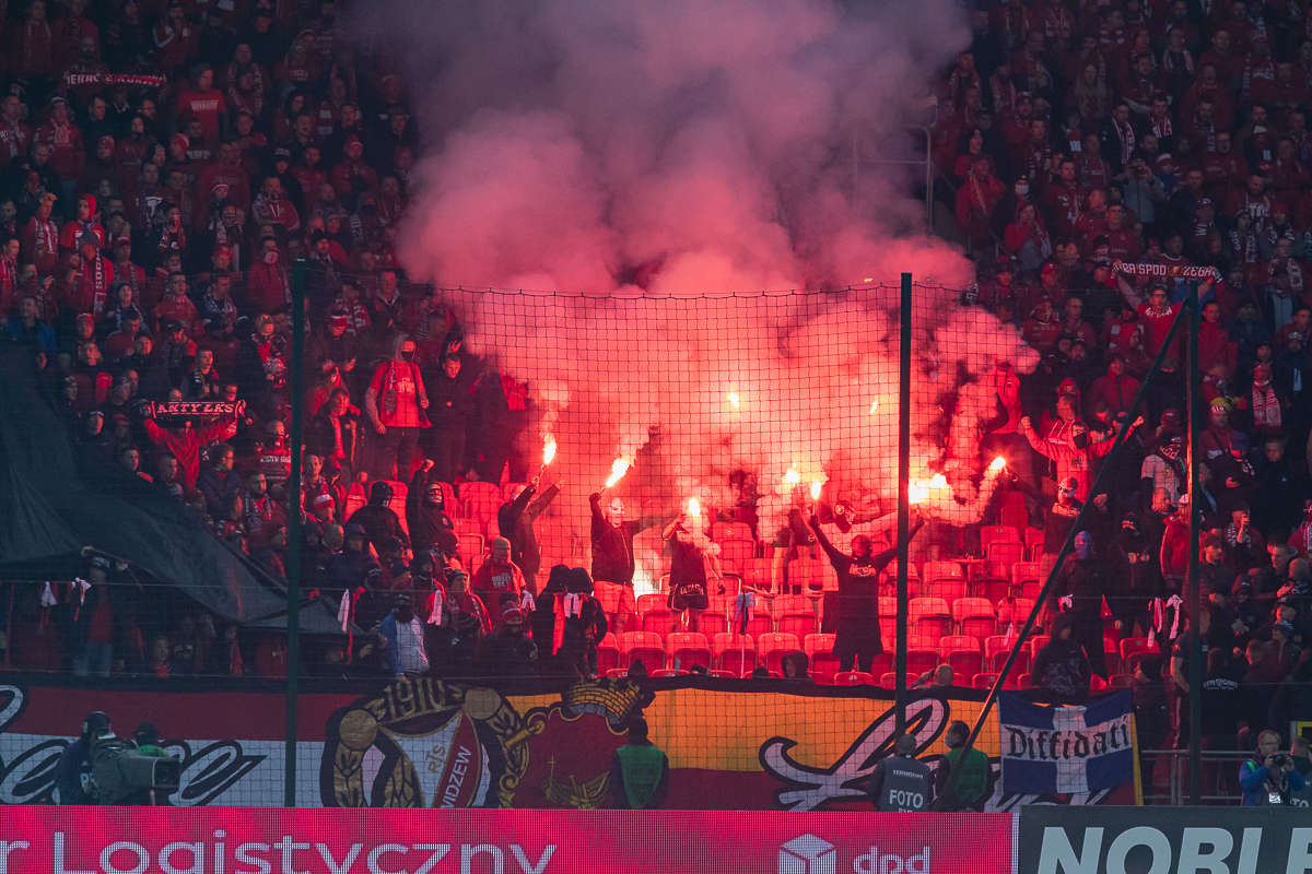 Derby Łodzi to nie tylko mecz. Race, próby konfrontacji kiboli i gaz na stadionie 