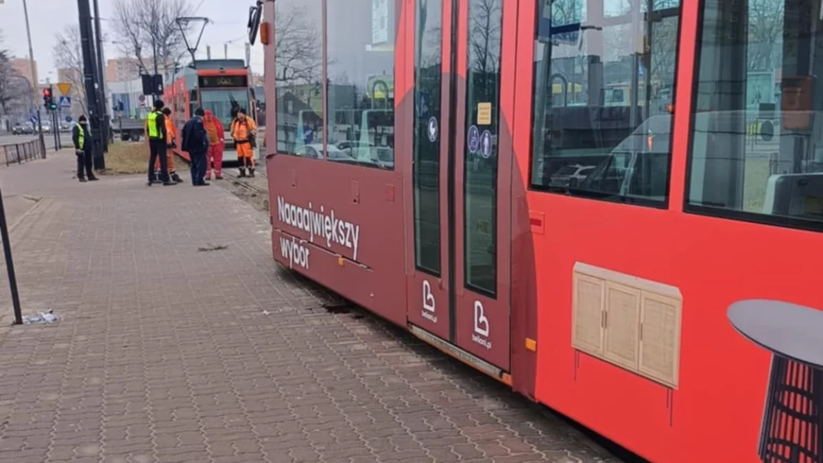 Zatrzymanie tramwajów na Chojnach. Na krańcówce wykoleił się tramwaj - Zdjęcie główne