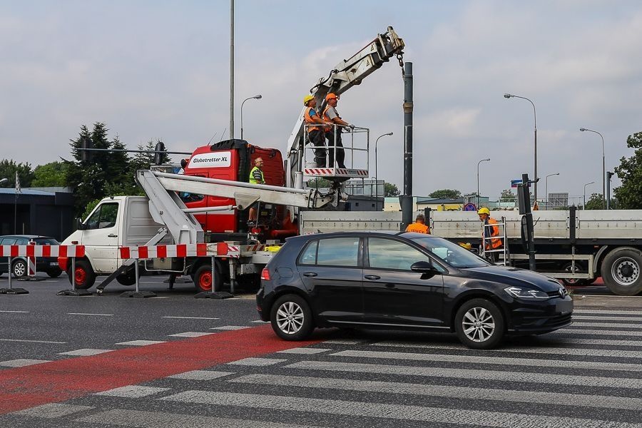 Remont świateł na skrzyżowaniu Obywatelska / Jana Pawła II. Nie ma dnia bez stłuczki i to mimo prostej drogi  (fot. Michał Pietrzak - TuŁódź.pl)