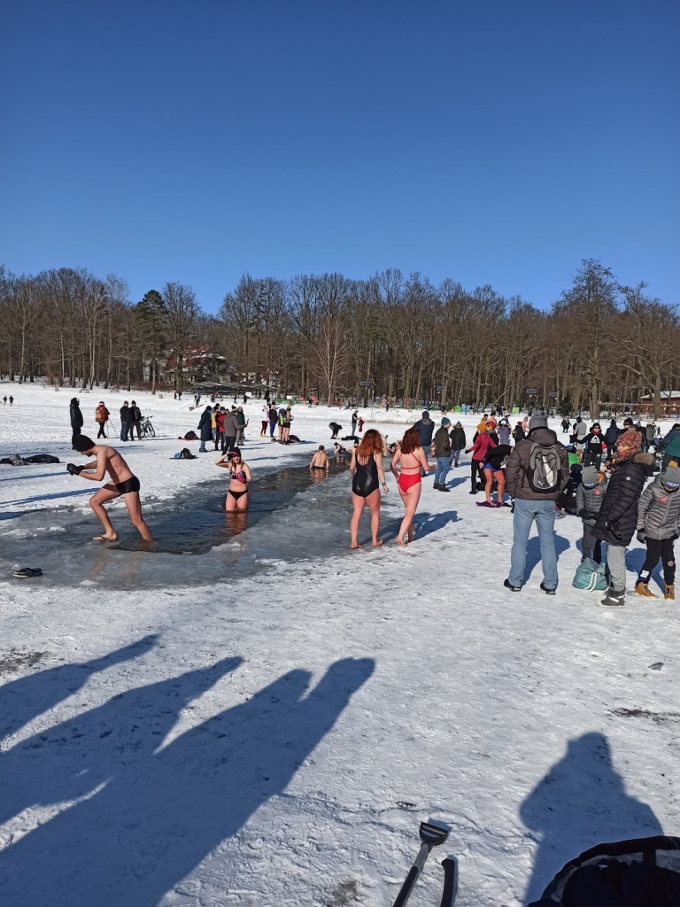 Zimowe aktywności łodzian w parkach w Łodzi. Tłumy korzystają z uroków zimy (fot. TuŁódź.pl)