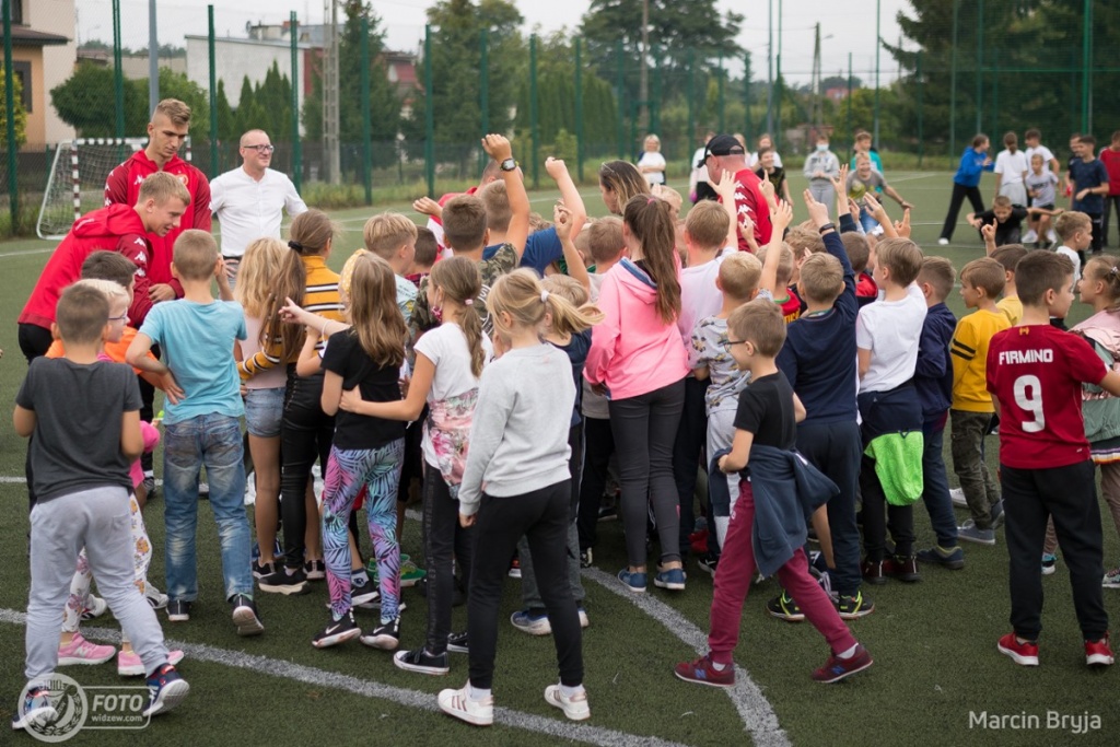 Widzew Łódź z wizytą w szkole podstawowej. Piłkarze łódzkiego klubu w Tomaszowie Mazowieckim  - Zdjęcie główne