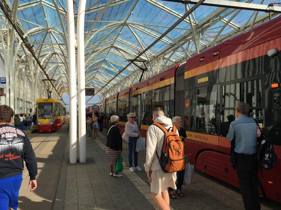 Zatrzymanie tramwajów sparaliżowało połowę Łodzi. W autobusach tłok, na przystankach chaos [ZDJĘCIA] - Zdjęcie główne