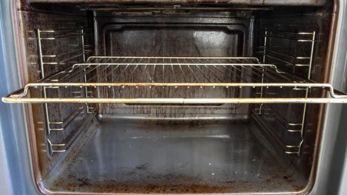 Podwójne szkło piekarnika czyści się idealnie bez demontażu. Metoda z wieszakiem i ręcznikiem