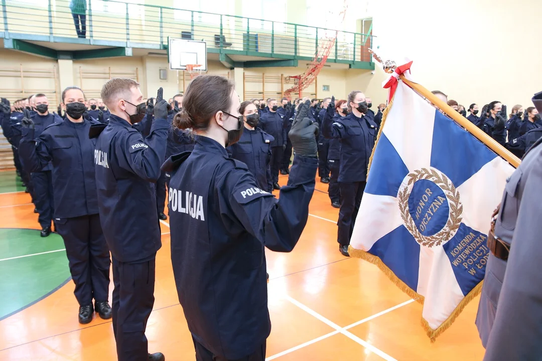 Duża grupa nowych funkcjonariuszy gotowa do pracy